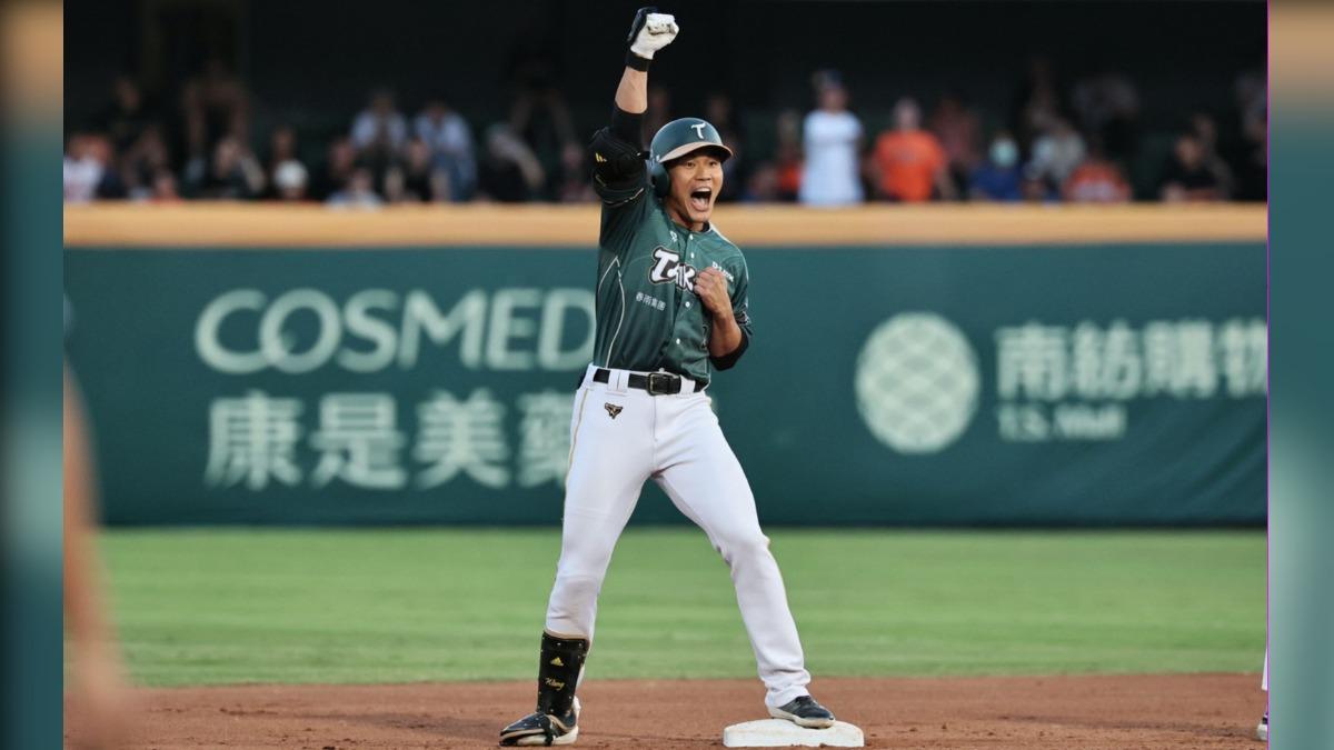 8局上靠著王柏融清壘二壘打逆轉戰局。（圖／台鋼雄鷹隊提供）