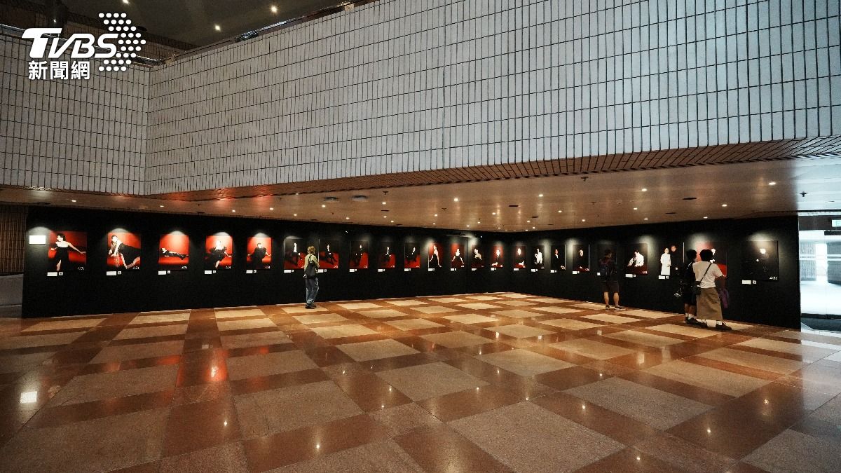 香港文化中心室內的入圍者定裝海報。（圖／粘祐誠攝）