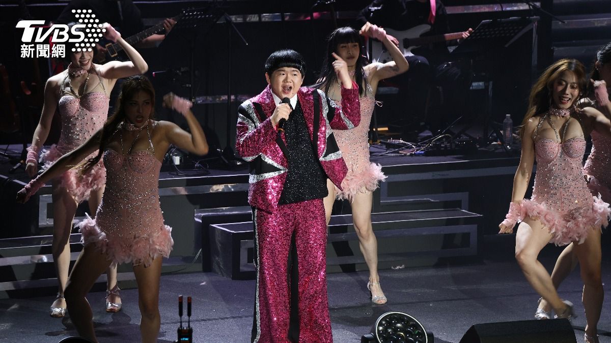 林育羣展現動感一面，帶著舞者載歌載舞。（圖／張哲鳴攝）