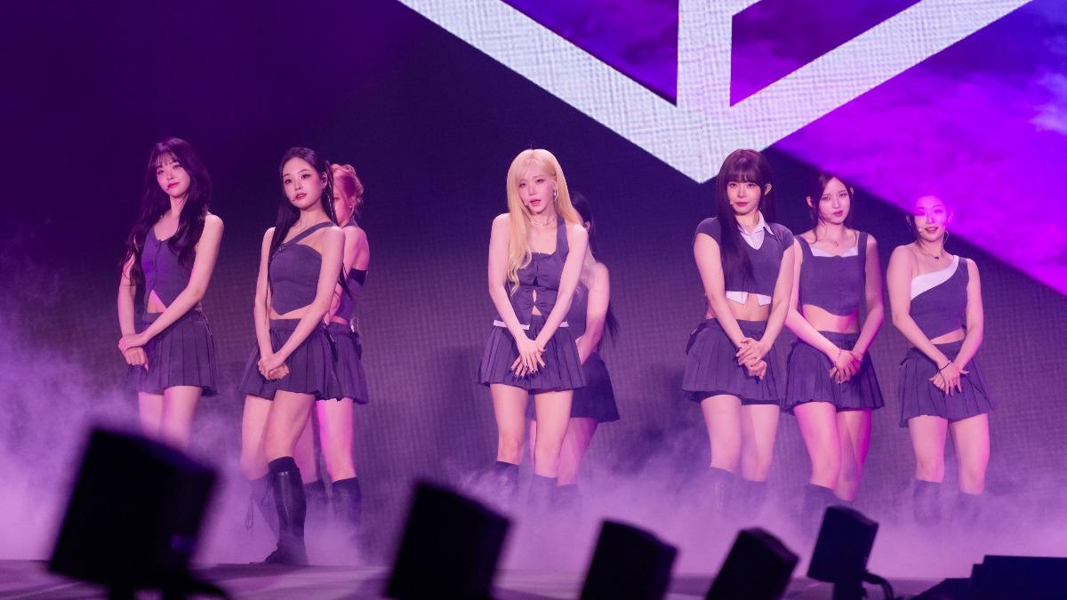 新人女團tripleS打頭陣，在舞台上勁歌熱舞。（圖／希林國際提供）