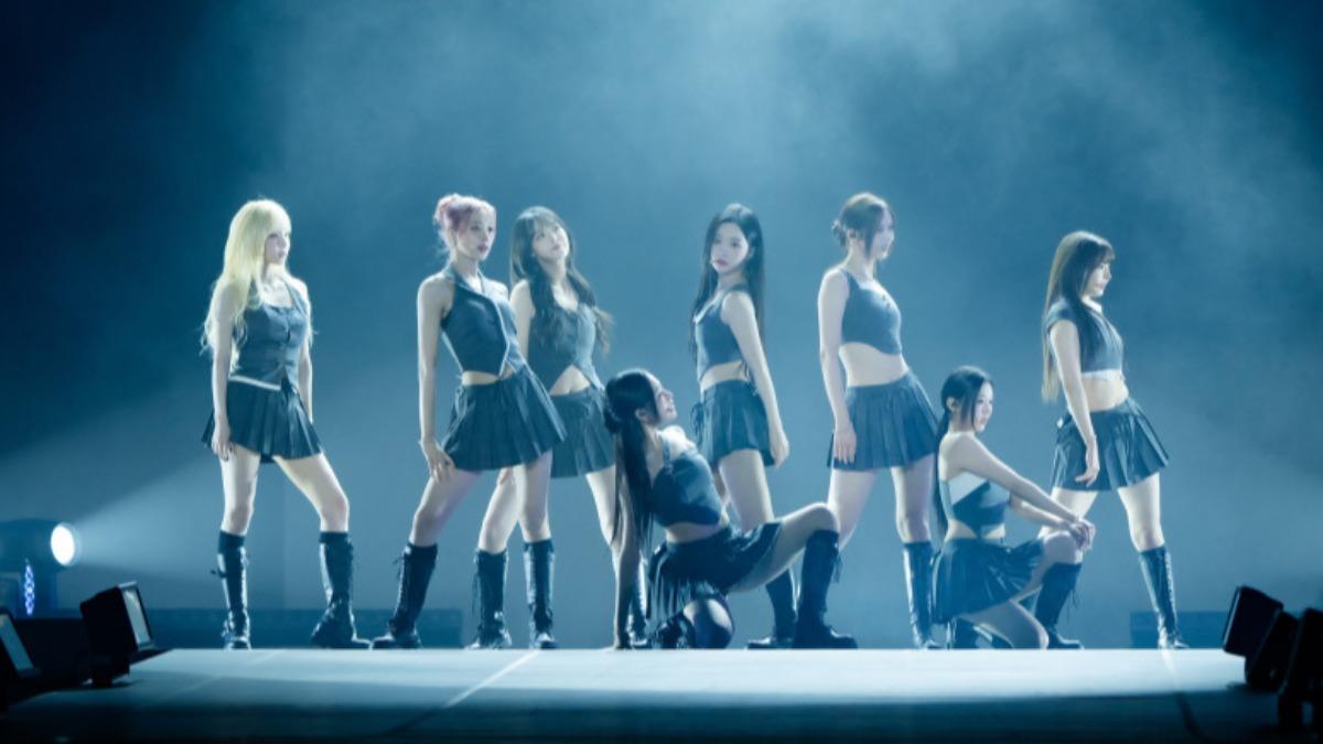 tripleS打頭陣，台灣女孩許念慈（左二）頂著玫瑰粉髮型在舞台上勁歌熱舞。（圖／希林國際提供）