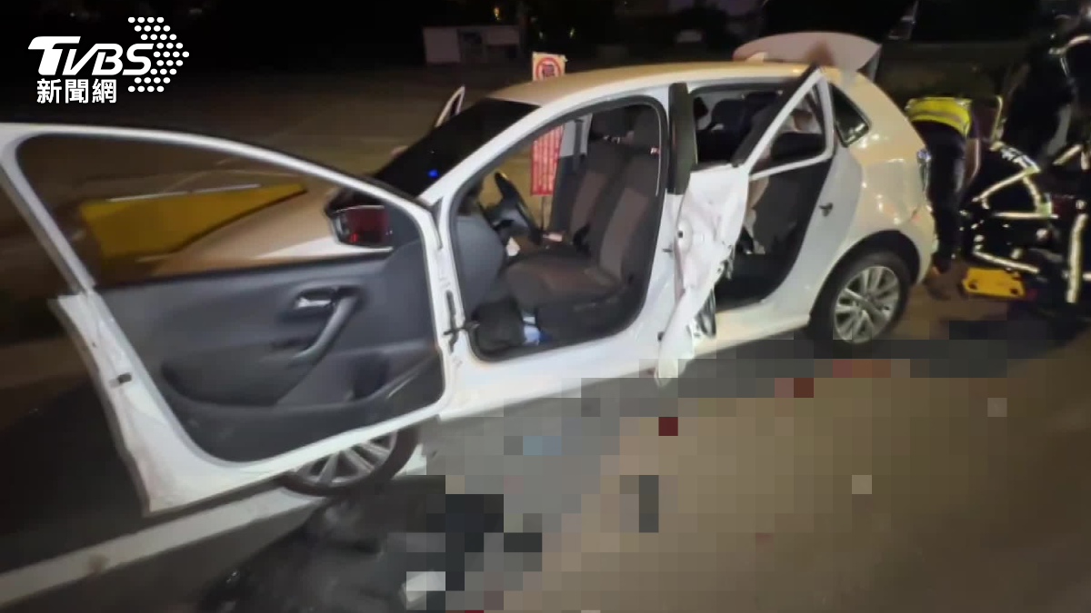 有輛白車不明原因被撞爛，駕駛則稱當時一下車就被撞倒。（圖／TVBS）