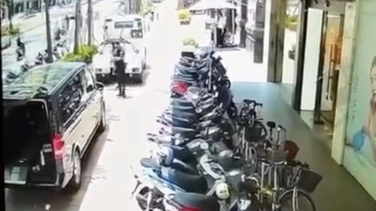 一名殯葬業者上傳一段接體車遭拖吊的影片，引發兩派網友的熱議，不少人認為應該要通融，也有人表示違規就是違規。（翻攝自爆料公社）