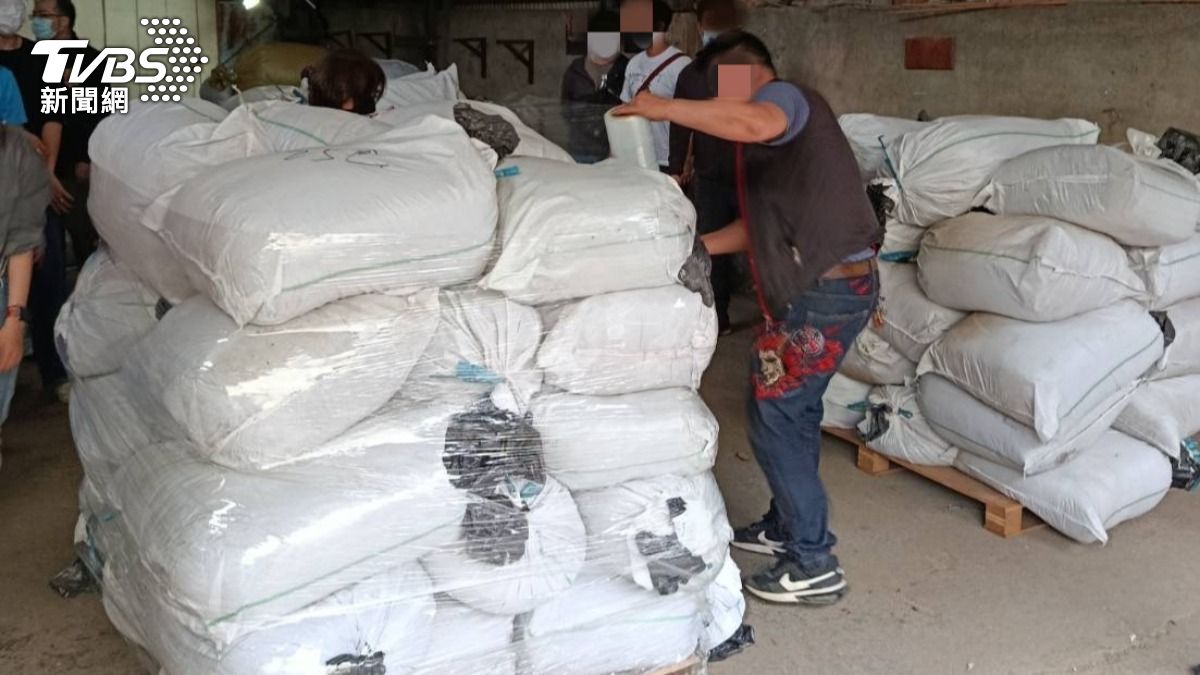 現場查扣了尚未成品菸絲315包，總重約5355公斤。（圖／TVBS）