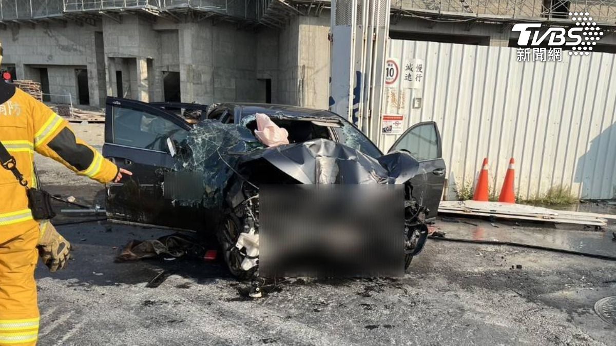 車頭嚴重毀爛，引擎也起火燃燒。（圖／TVBS）
