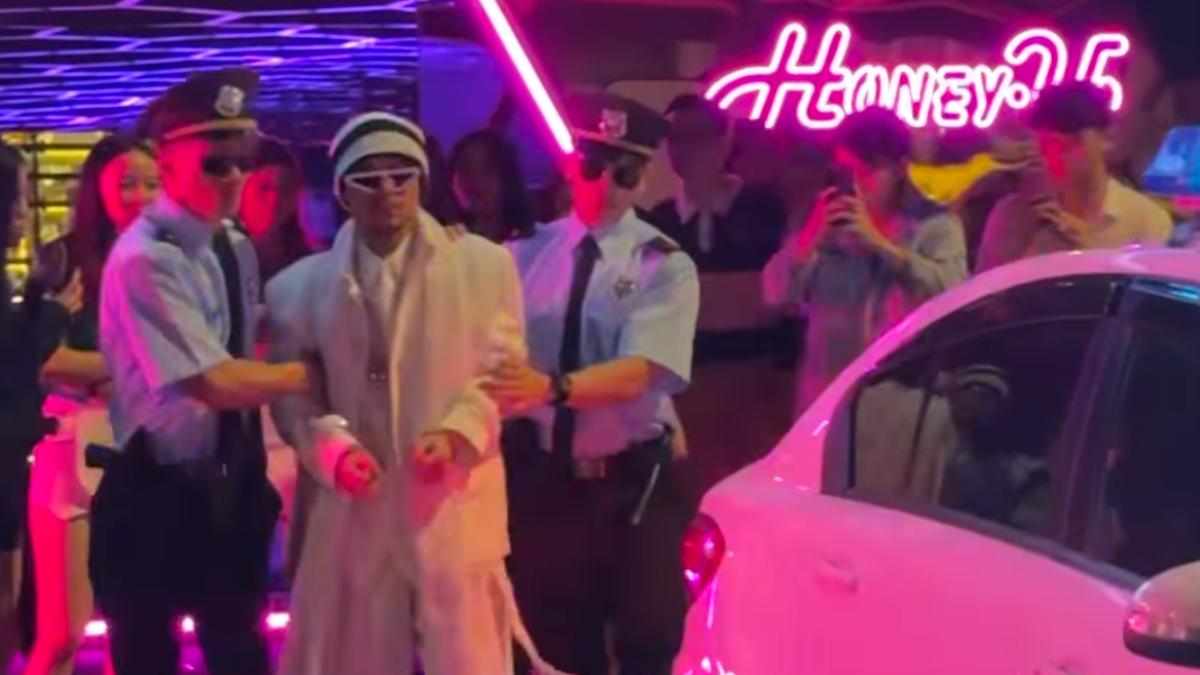 黃明志被警方上銬。（圖／翻攝自黃明志臉書）