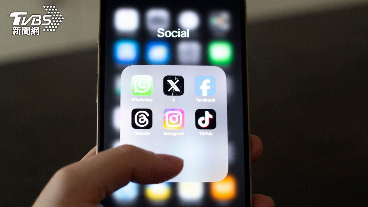 頻繁關閉iPhone背景程式並不會更省電。（示意圖／shutterstock達志影像）