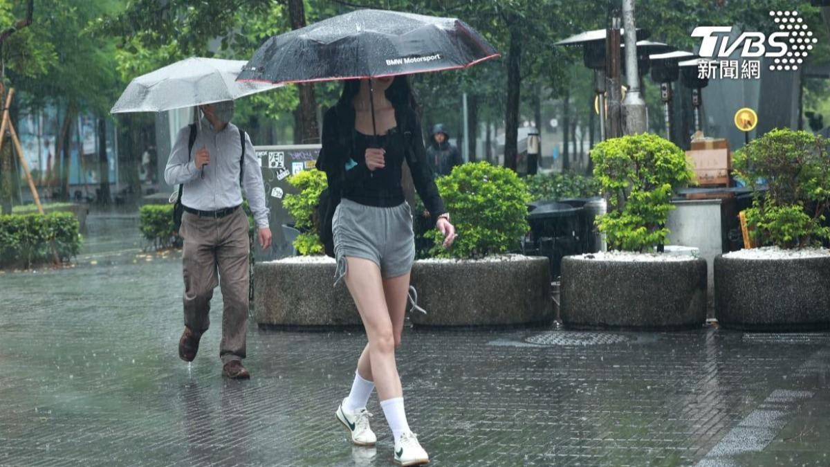 明（28日）新一波鋒面快速通過，各地有短暫陣雨。（圖／黃城碩攝）