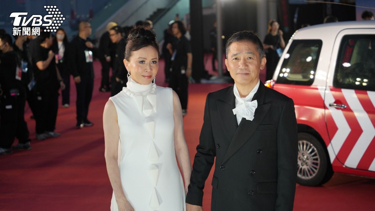 梁朝偉牽著愛妻劉嘉玲放閃亮相。（圖／粘祐誠攝）