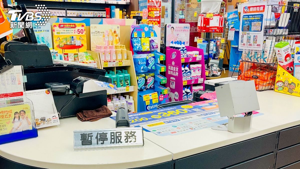 網友表示結帳時已經把購物袋準備好，但店員卻不直接放進去袋子。（示意圖／shutterstock達志影像）