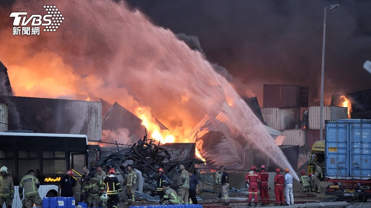 伊朗最大商港沙希德拉賈伊港爆炸，目前已釀40人死亡、逾千人受傷。（圖／達志影像美聯社）