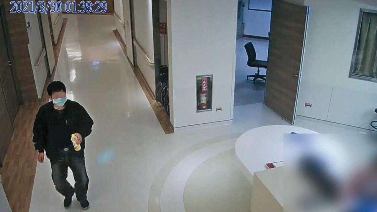 監視器拍下張男密集進出恢復室，手上還拿著塑膠瓶。（翻攝畫面）
