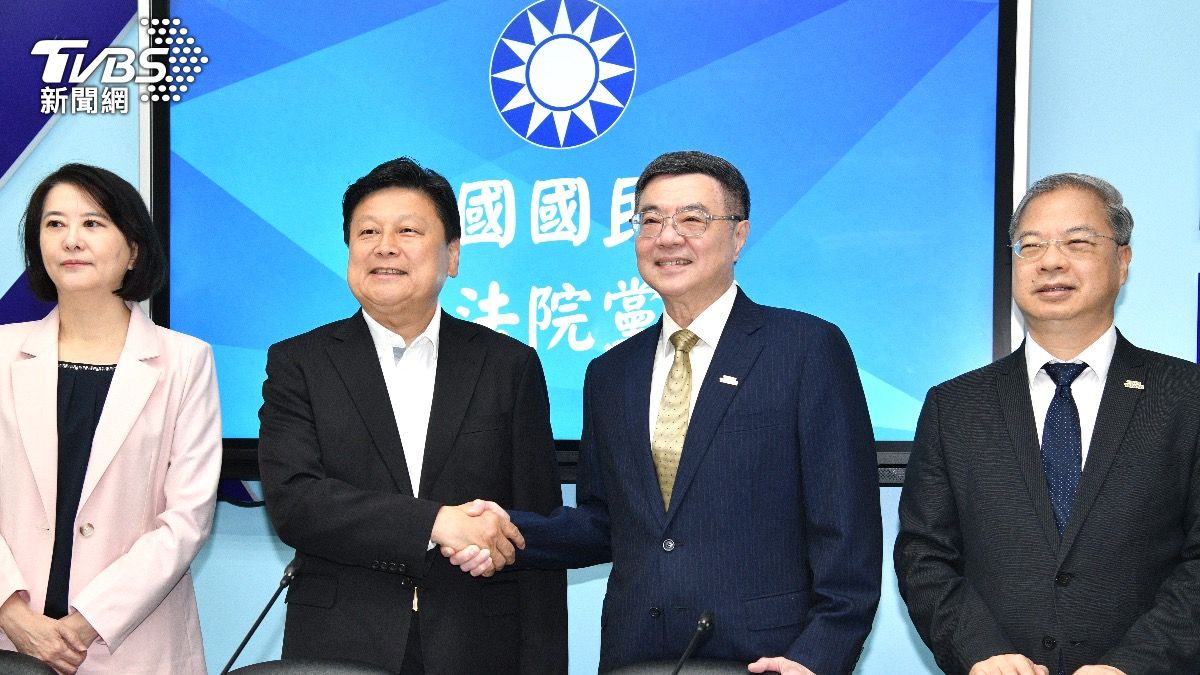 行政院長卓榮泰拜會國民黨立院黨團尋求支持特別預算。(圖／胡瑞麒攝)