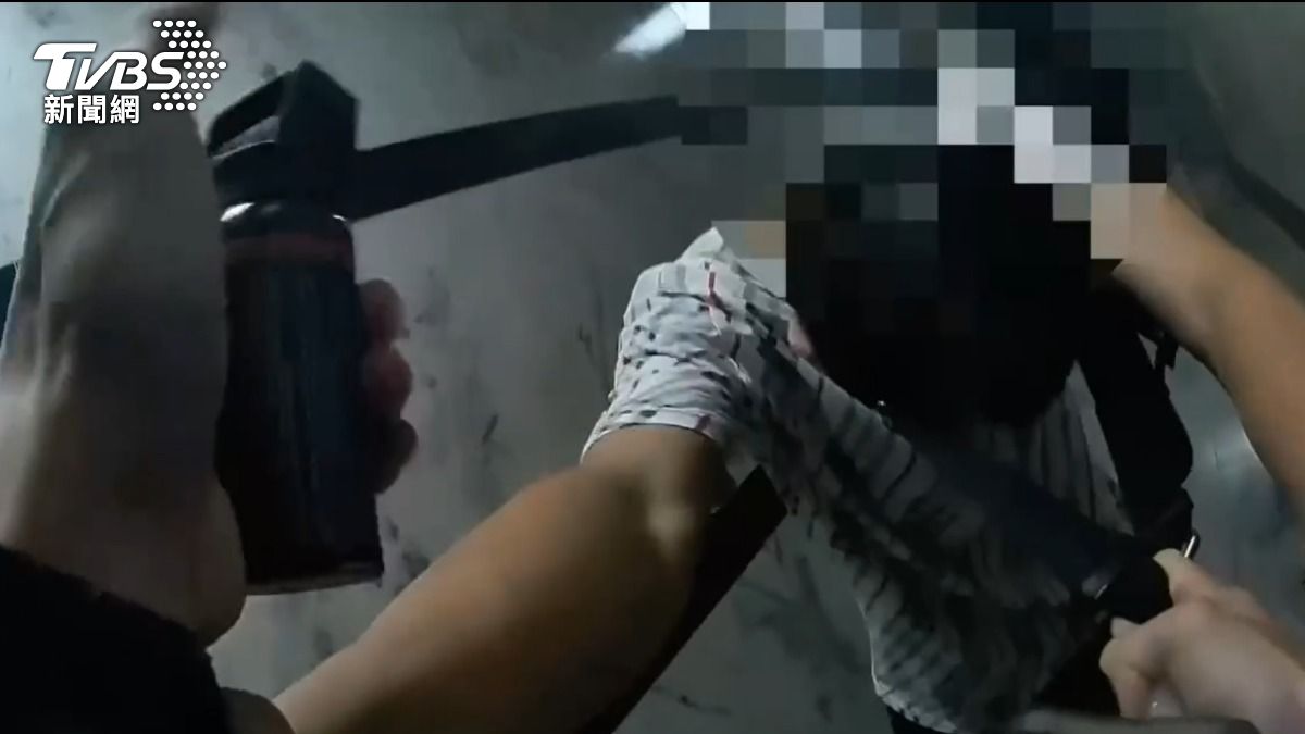 許男拒檢逃逸，員警試圖噴辣椒水制伏對方卻誤傷自己。（圖／TVBS）
