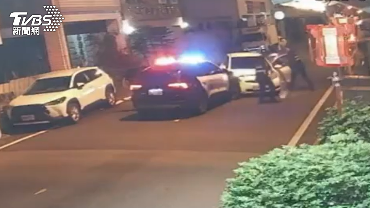 宜蘭警方昨（27）日晚間成功攔截一名違規闖紅燈駕駛，並查扣車上毒品。（圖／TVBS）