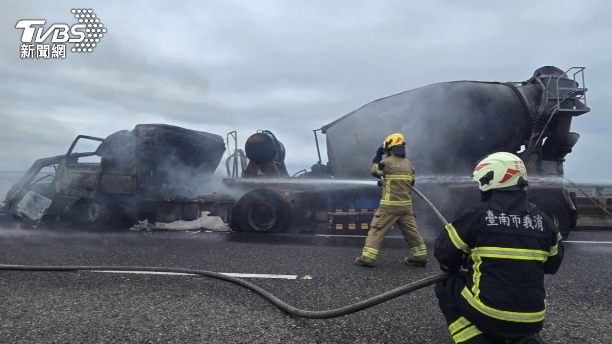 現場一輛水泥車起火燃燒。（圖／TVBS）