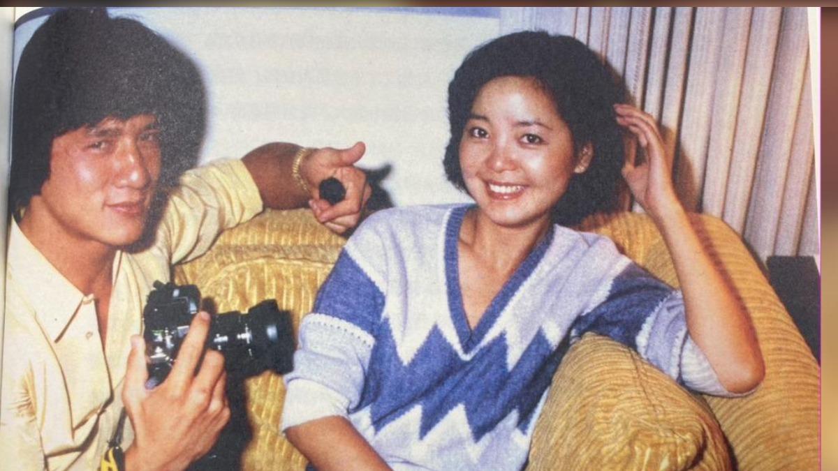 成龍曾在自傳中描述與鄧麗君(右)一段兩小無猜的過往。(圖/翻攝自《我是成龍》）