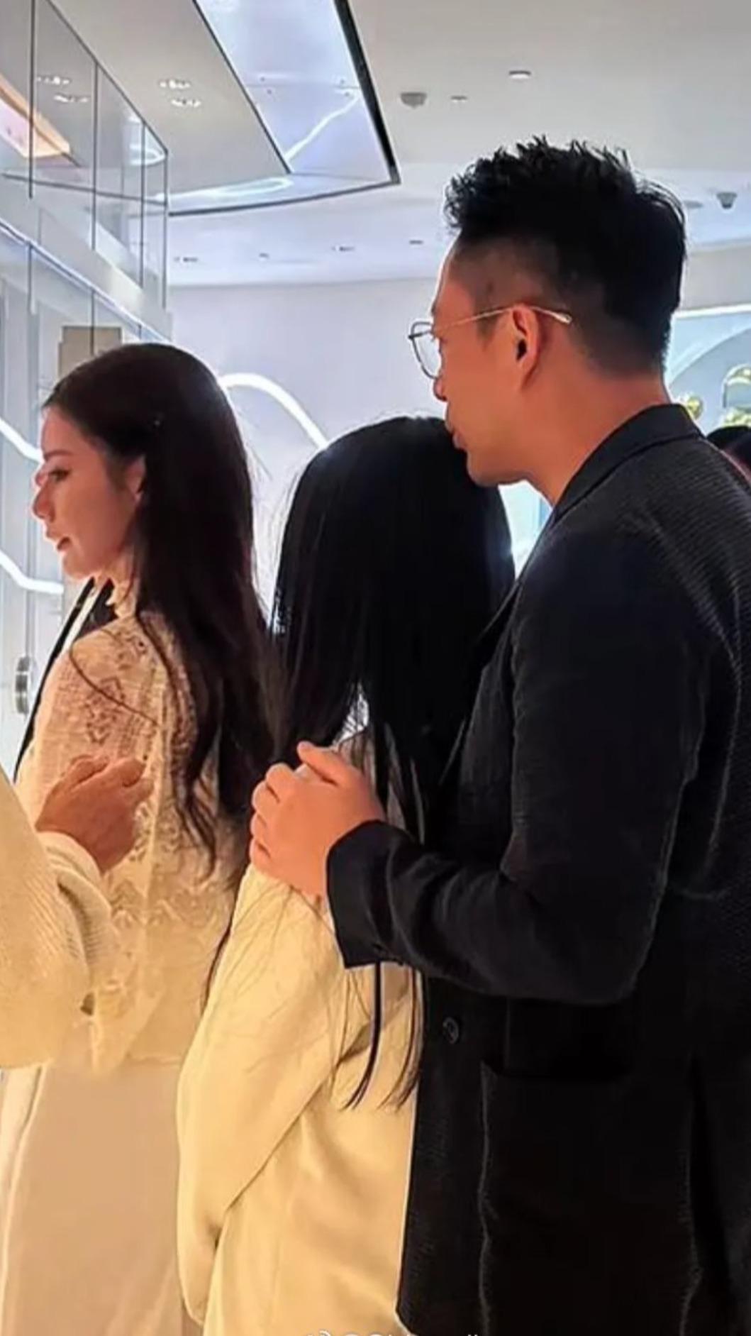 汪小菲手搭著女兒的肩膀。（圖／翻攝自微博）