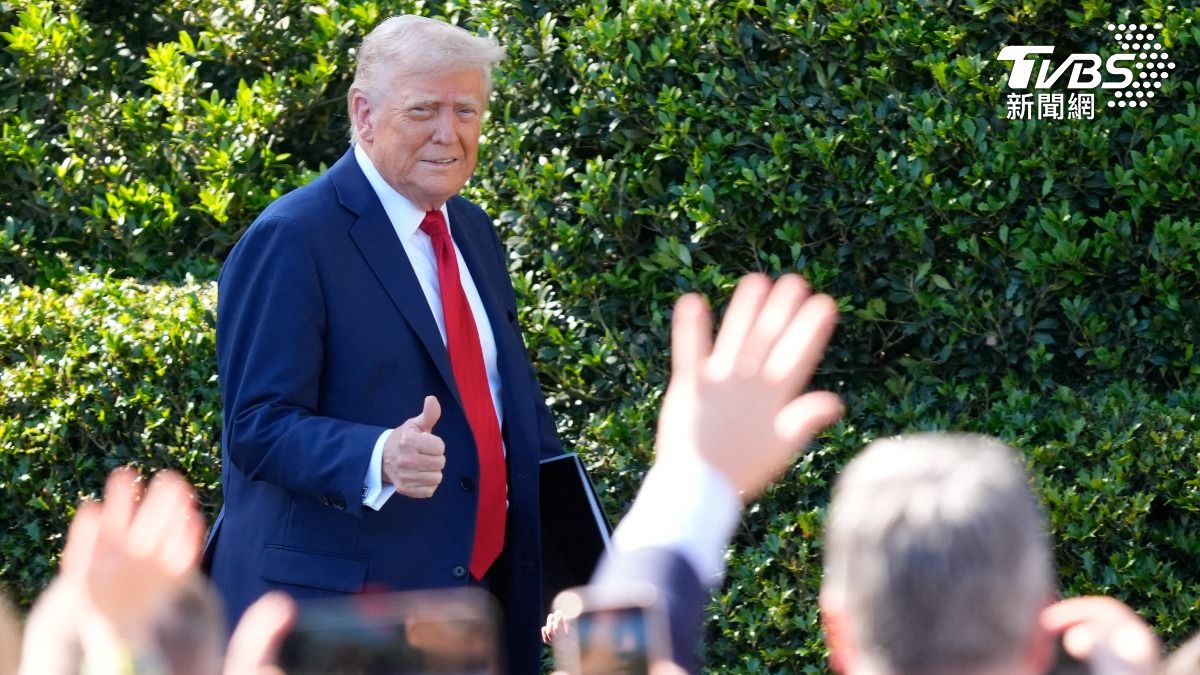 川普痛批《CNN》製作假民調，並聲稱自己的邊境政策獲得99.9%滿意度。（圖／達志影像路透社）