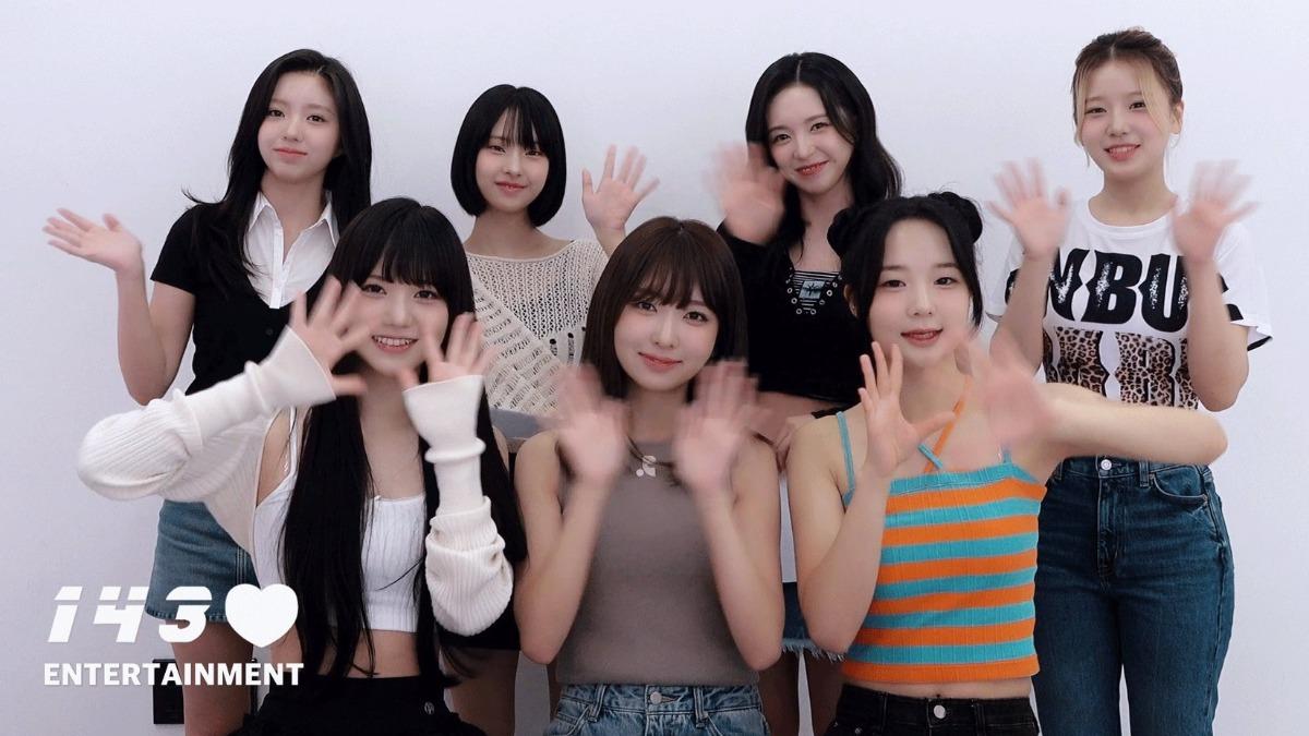 MADEIN傳出遭老闆性騷擾，佳誾（前排右）更無故退團。（圖／翻攝自MADEIN X）