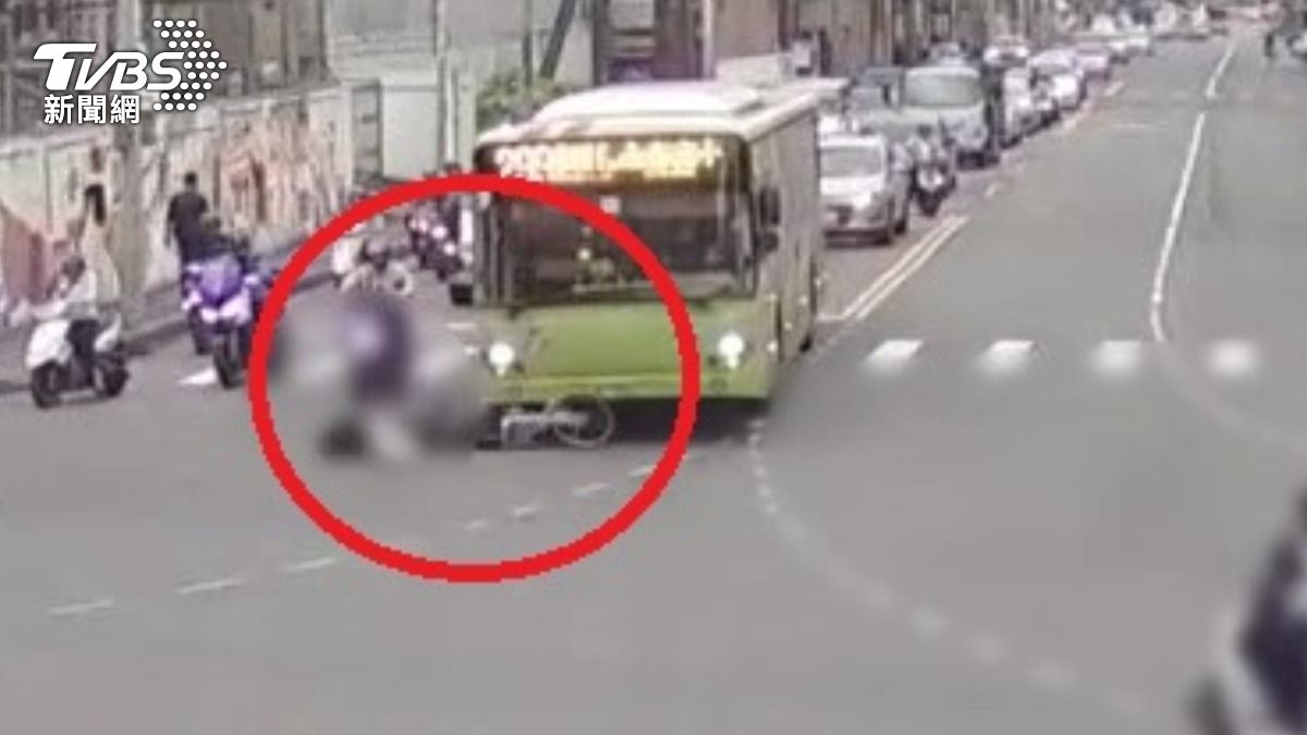 女騎士人車倒地輾遭後車輾過。（圖／TVBS）