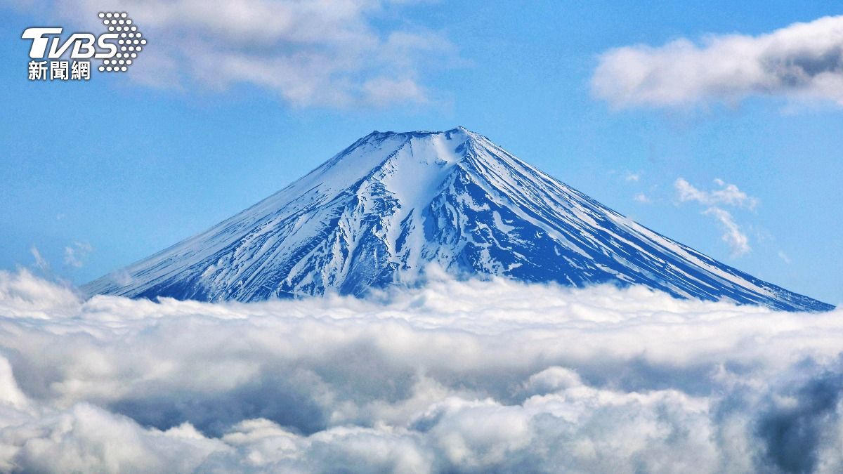 本月一名陸籍男大生違反封山令攀爬富士山，4天內2度被救，引發日本網友撻伐。（圖／達志影像美聯社）