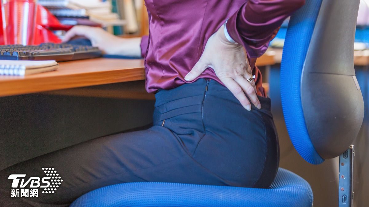 研究人員認為久坐可能會增加認知能力下降的風險。（示意圖／達志影像shutterstock）