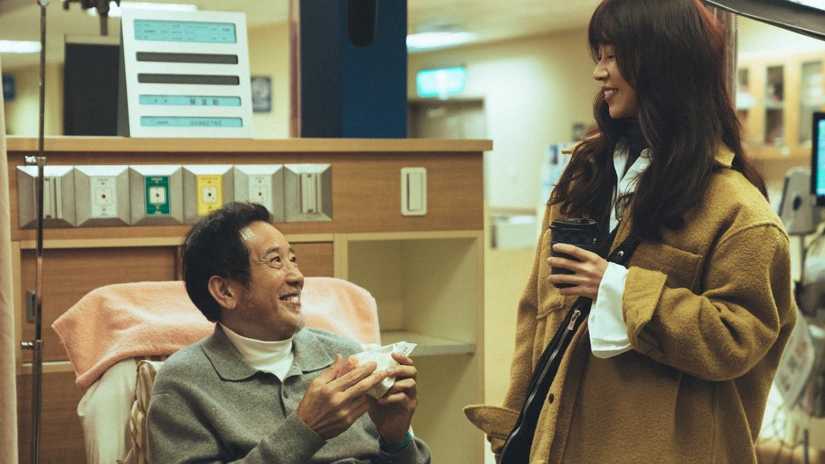 秦漢逢人就說冷笑話，讓女兒謝盈萱直翻白眼。（圖／Netflix提供）