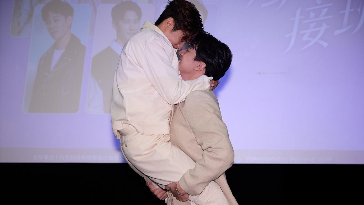 徐瑋澤（右）、朴靖恆還原名場面「跳耀之吻」。（圖／LINE TV提供）