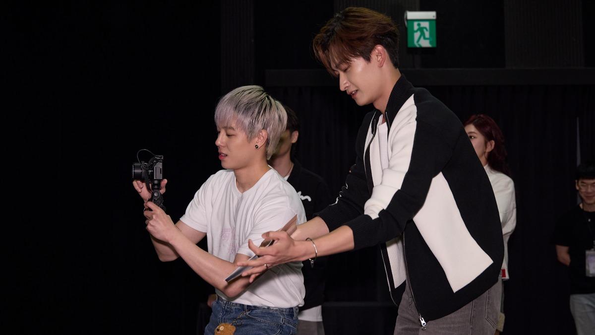 孫麥傑（左）擔任攝影師、毛祁生擔任現場助理紀錄圖章CP的片段（圖／LINE TV提供）