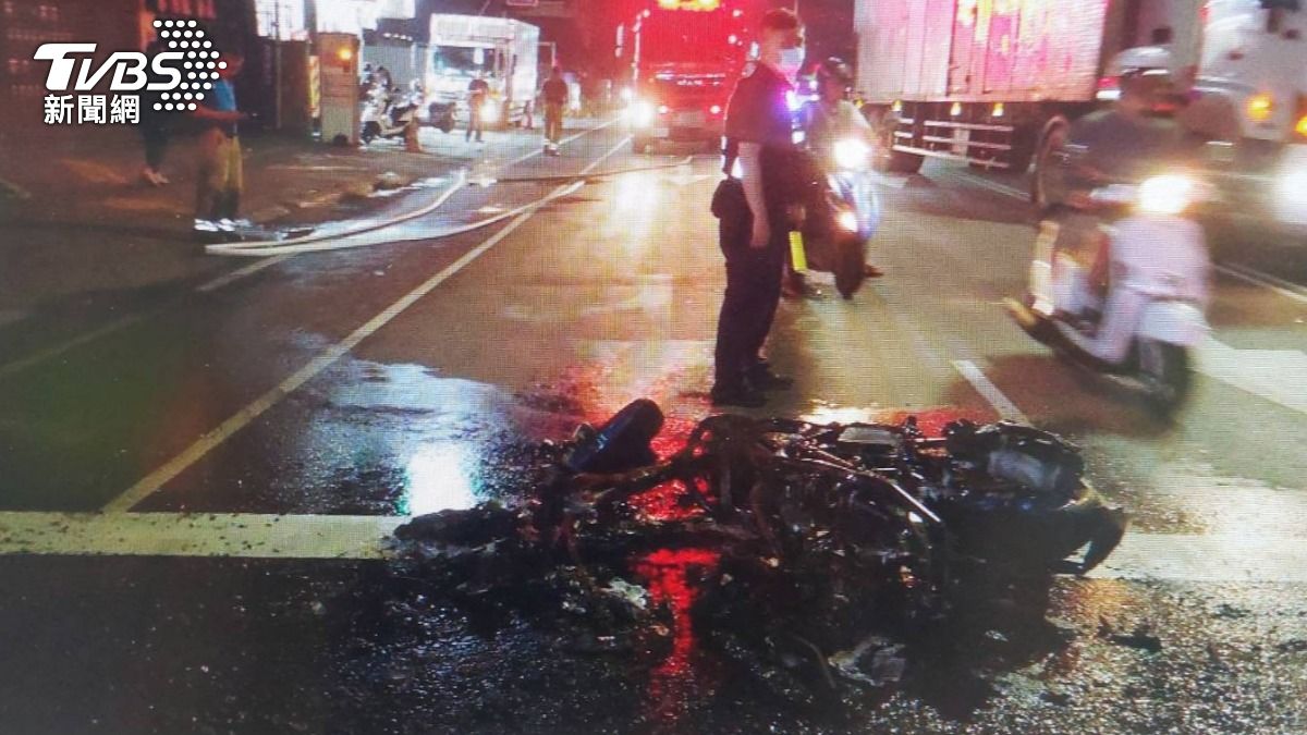 電動機車突然在馬路中央起火燃燒。（圖／TVBS）