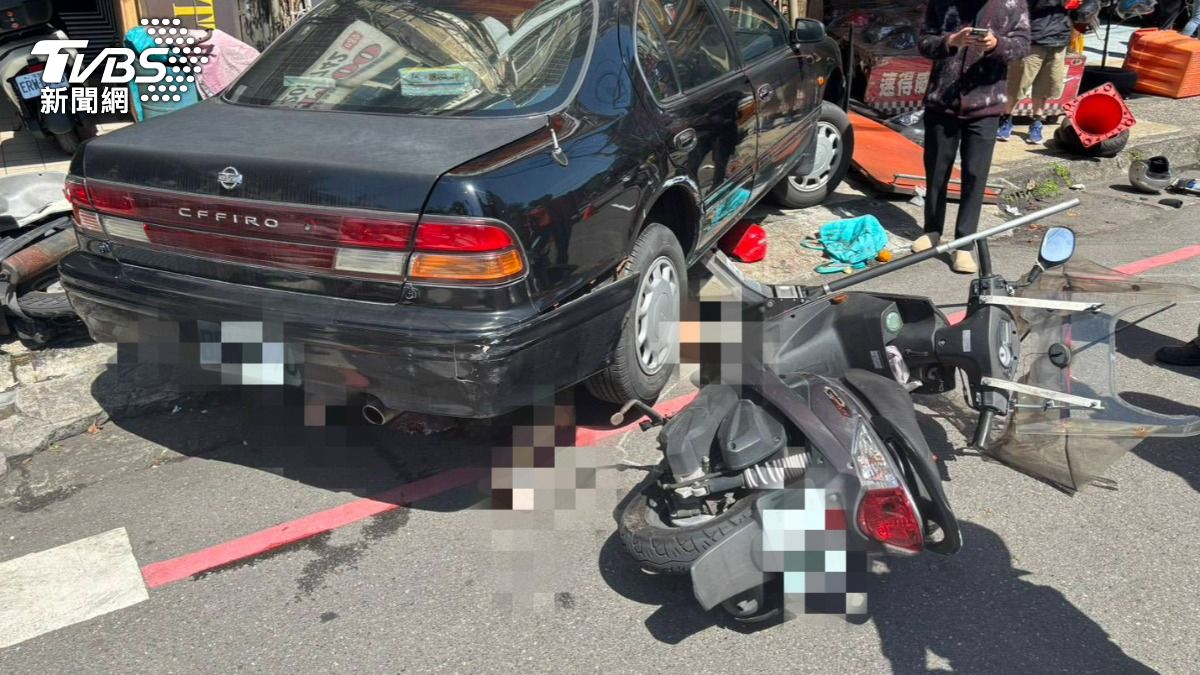 基隆市仁愛區發生一起嚴重車禍，女子受困車底。（圖／TVBS）