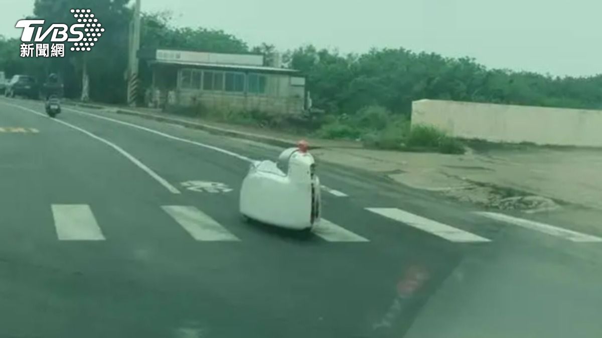 「全覆式自行車」（Velomobile）腳踏車，引起網友熱議。（圖／取自臉書「竹北人有事嗎」）