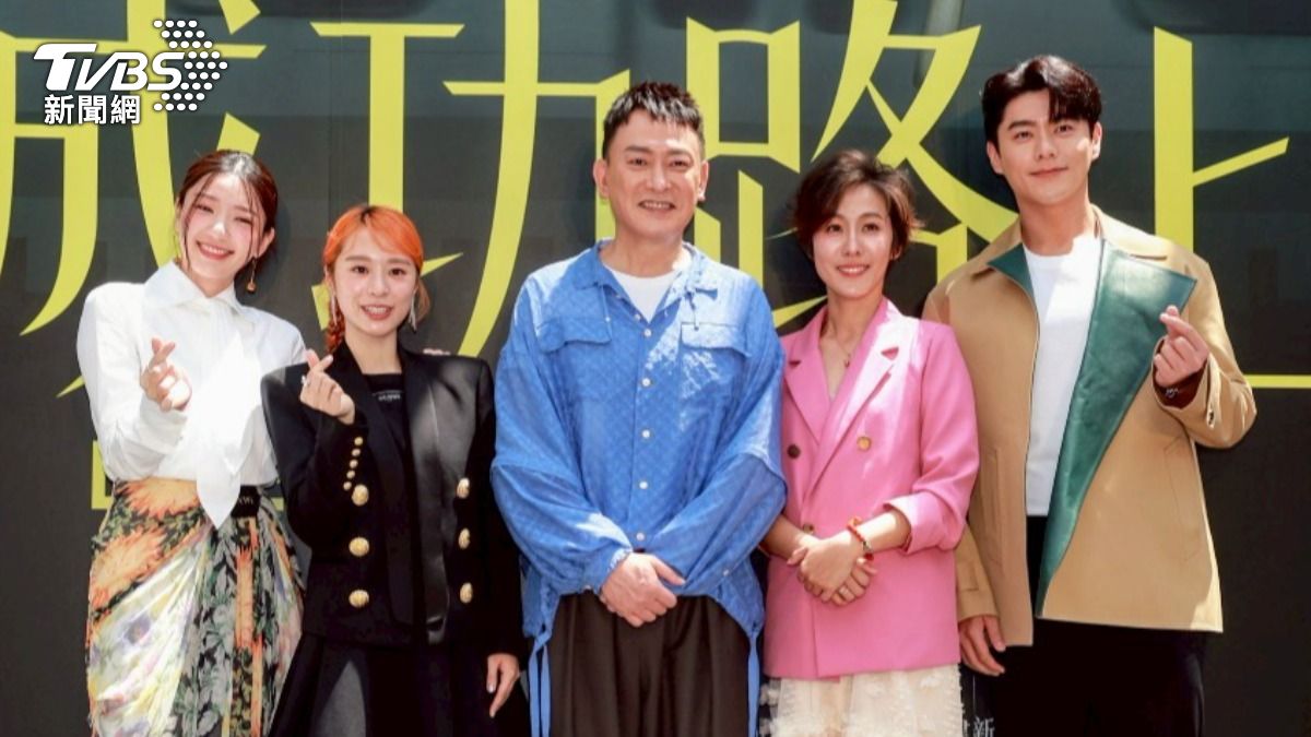 郭雪芙（左起）、許莉廷、王識賢、張詩盈、李程彬主演《成功路上》。（圖／趙世平攝）