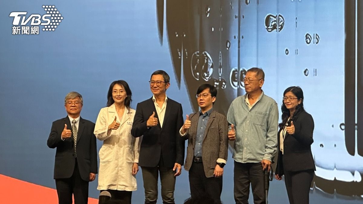 生技公司和國家中醫藥研究所「清冠一號」團隊合作，推出中草藥結合外泌體產品。（圖／蘇憶歡攝）