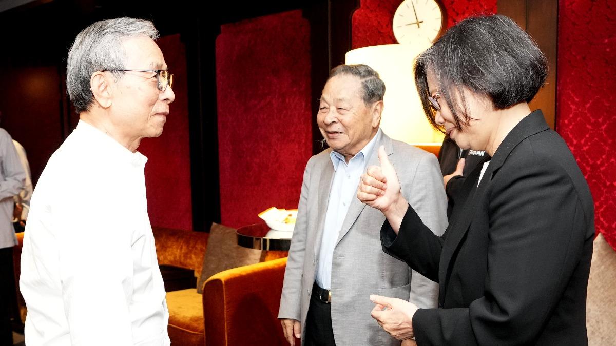 前總統蔡英文（右）驚喜現身《人間條件四》一樣的月光首演現場。（圖／綠光劇團提供）