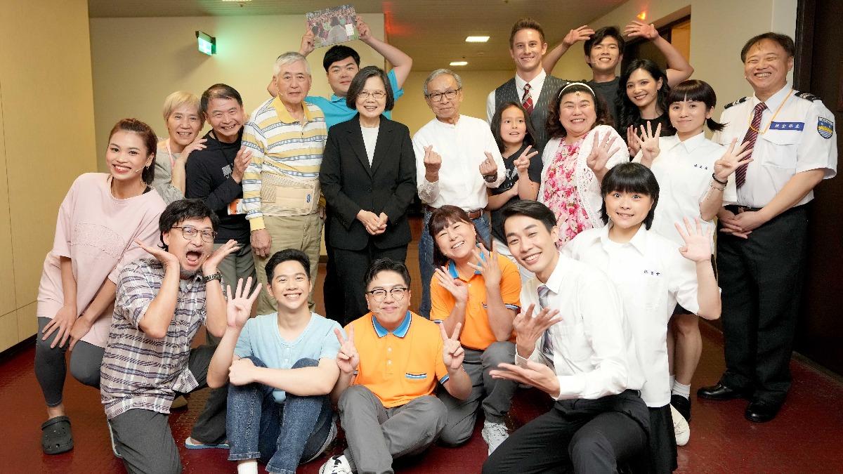 前總統蔡英文（中）開心與《人間條件四》演員群合影。（圖／綠光劇團提供）