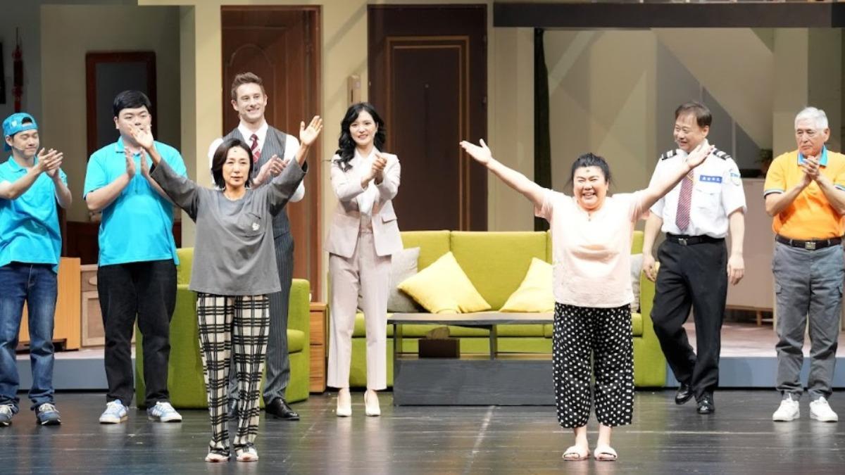 黃韻玲（左）、林美秀劇中演出揪心姊妹檔。（圖／綠光劇團提供）