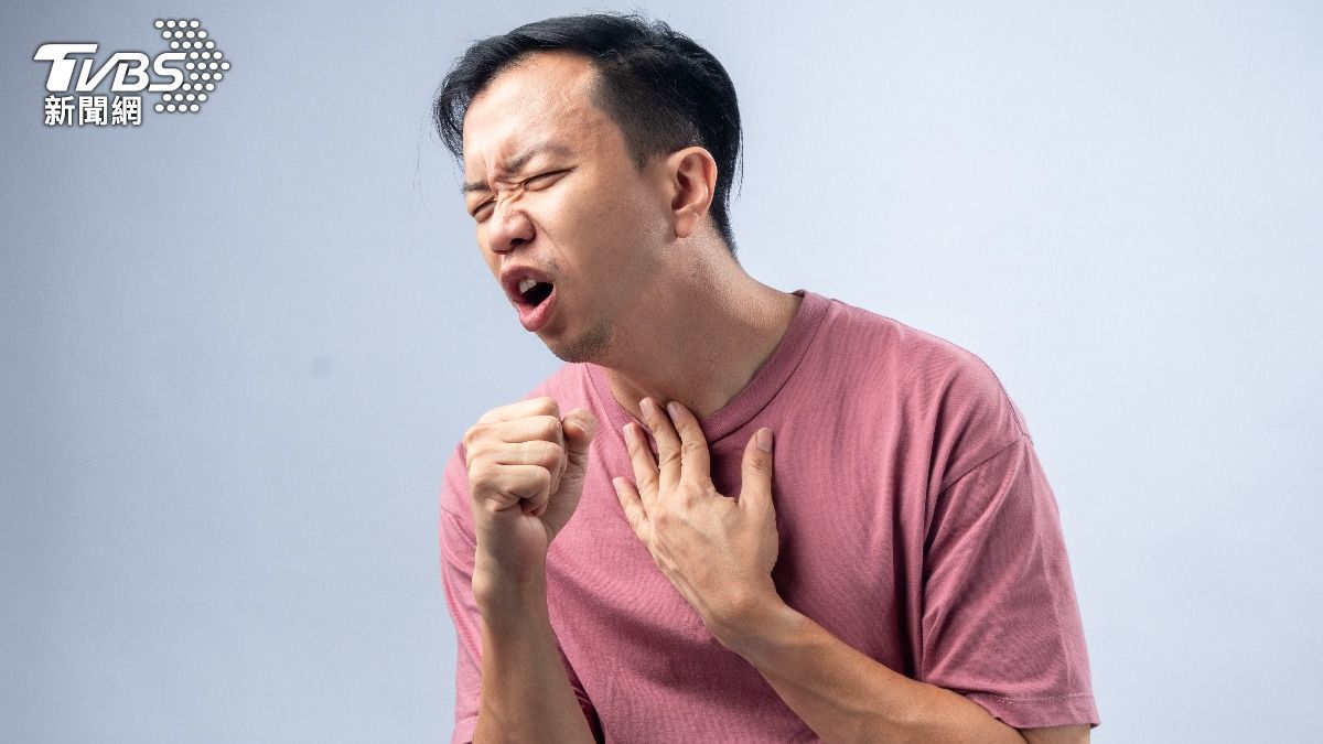 56歲王先生愛唱歌，最近卻狂咳不已，就醫驚罹早期肺癌。（示意圖／shutterstock 達志影像）