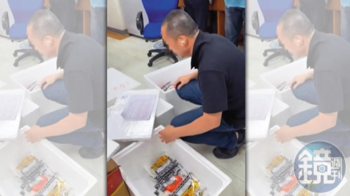 吳姓駐衛警把備勤室當作團購交易地點，地上堆滿各式各樣的商品。（圖／讀者提供）