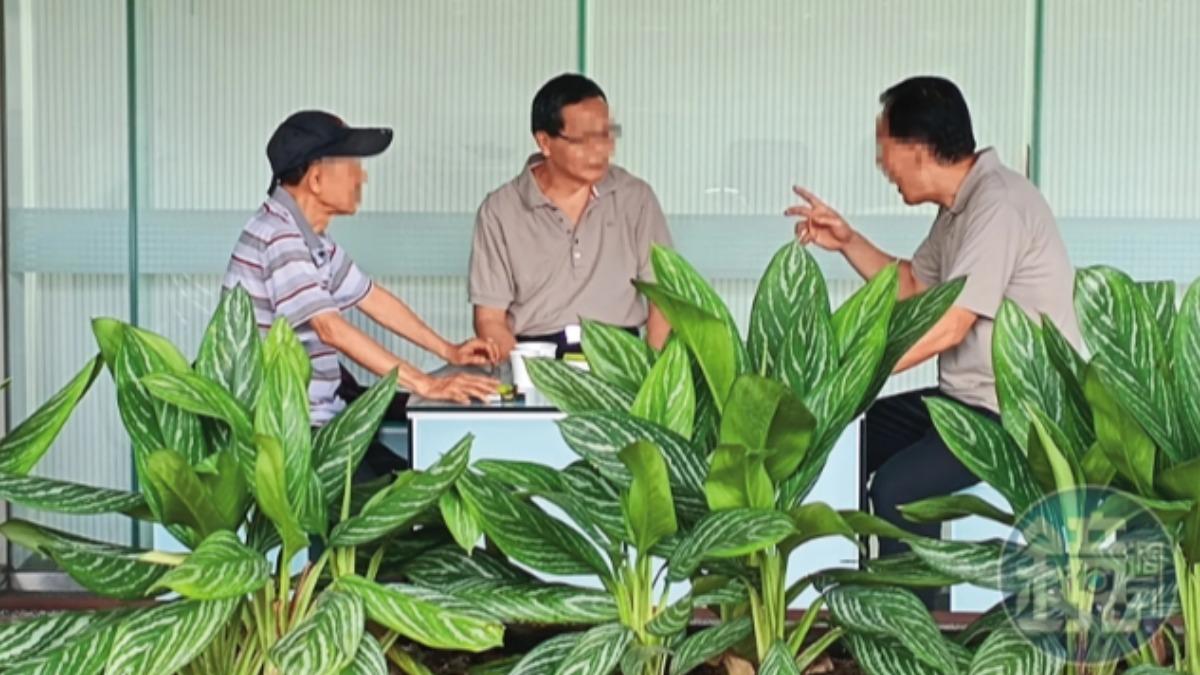 電視台陳姓前主播（右）寄生台北市議會，甚至把議會當成談事情的場所。（圖／鏡週刊）