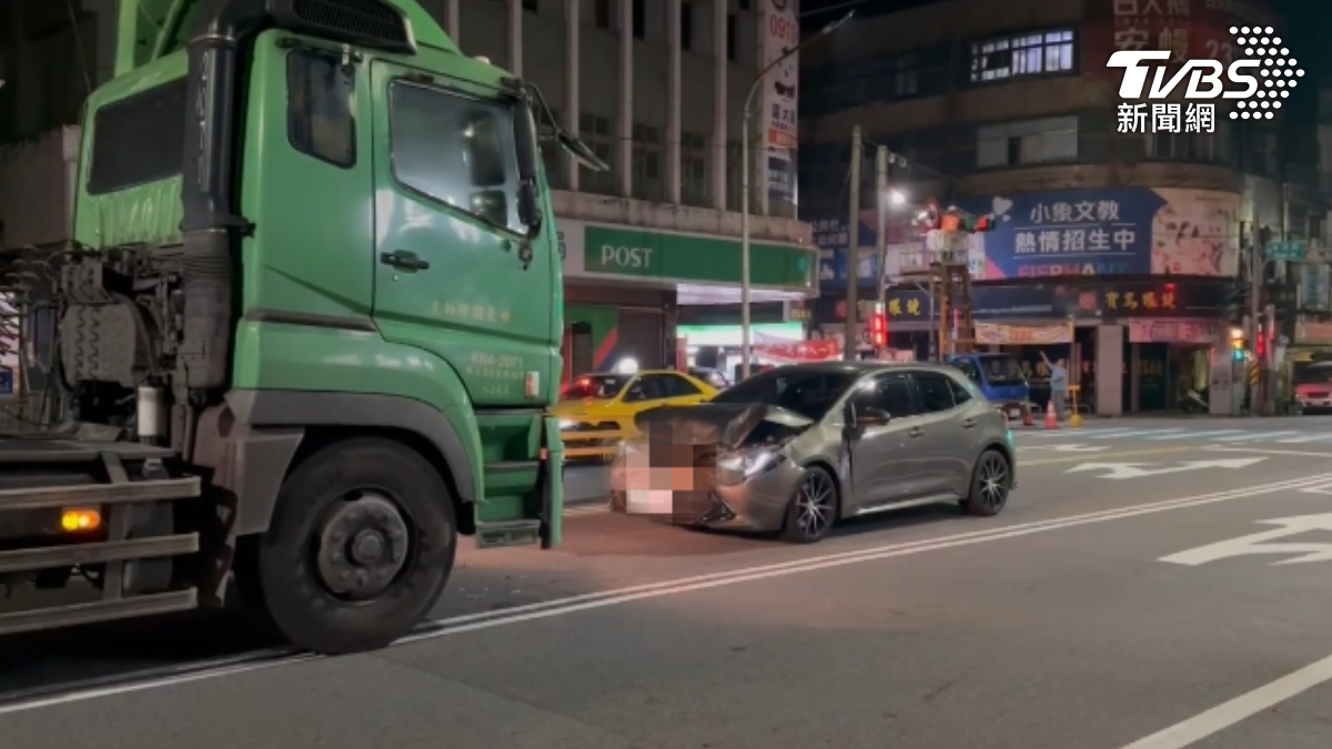聯結車駕駛見轎車逆向立刻煞車。（圖／TVBS）