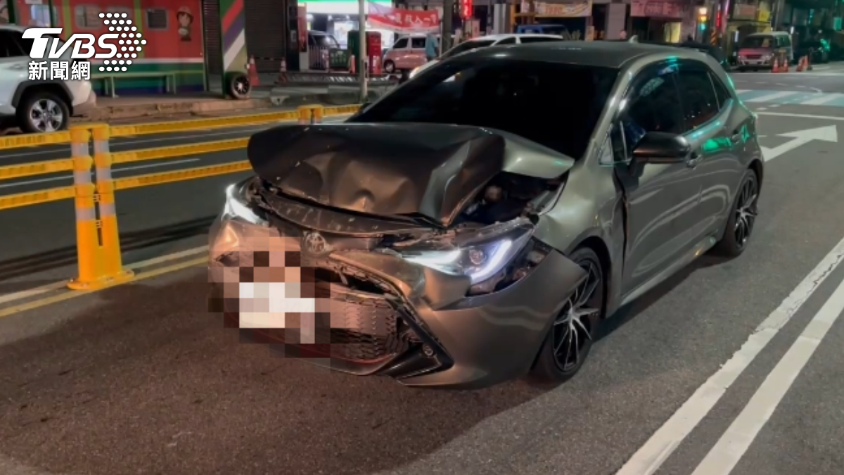 該輛轎車車頭嚴重變形。（圖／TVBS）