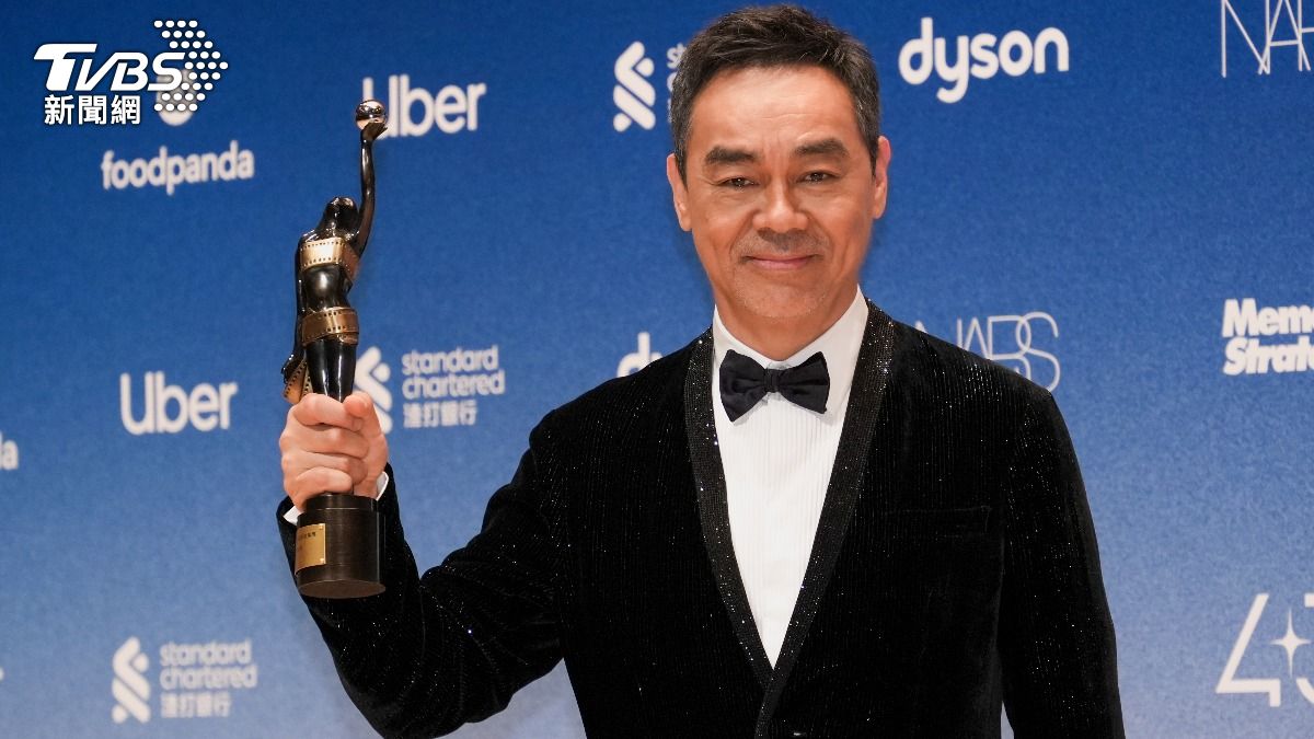 劉青雲後台受訪罕見露出笑容。（圖／粘祐誠攝）