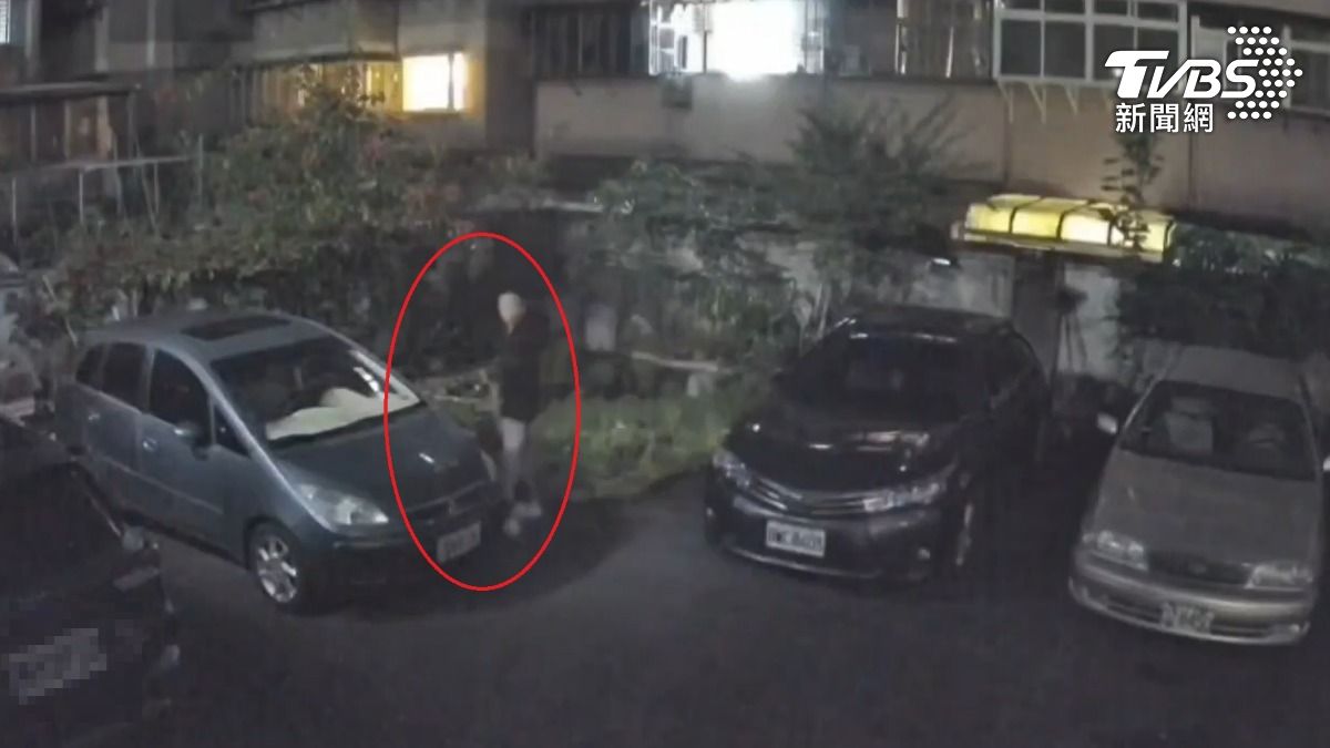 監視器拍下紀男偷車過程。（圖／TVBS）