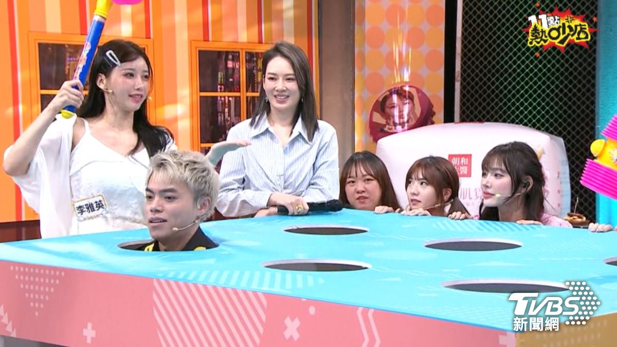 李雅英（左）在攝影棚內玩人體打地鼠。（圖／TVBS）