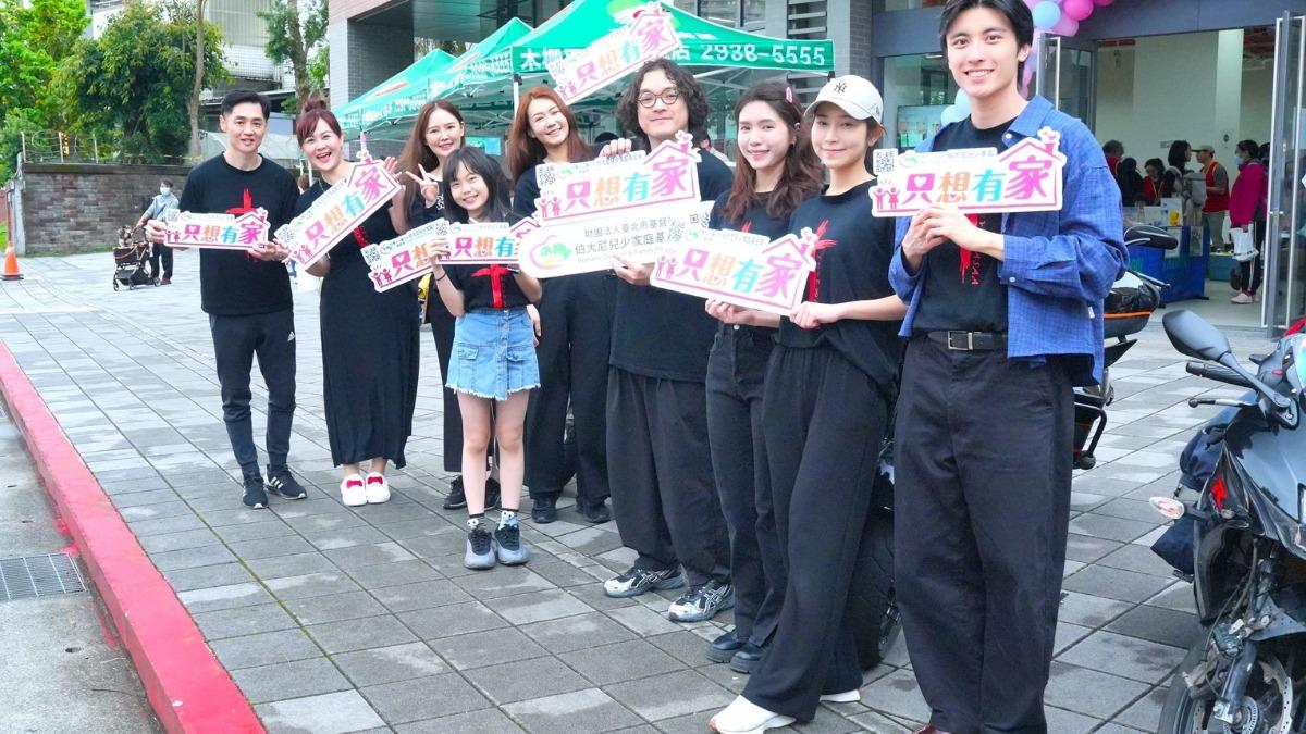 宋逸民領軍藝人行善。（圖／藝起發光提供）