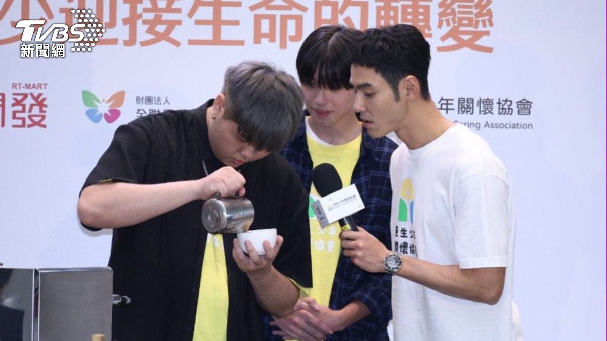 阮經天與更生少年們一起示範咖啡拉花。（圖／張哲鳴攝）