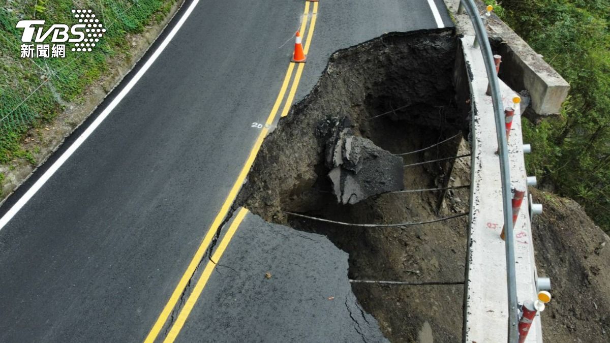 太平山園區道路崩塌。（圖／TVBS）