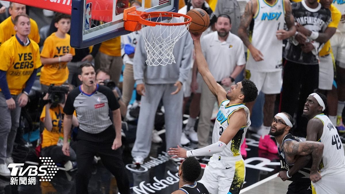 溜馬哈利伯頓在字母哥防守下，完成準絕殺上籃。（圖／達志影像美聯社）